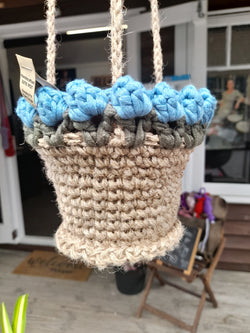 Hanging jute pot (blue moon rosebud)