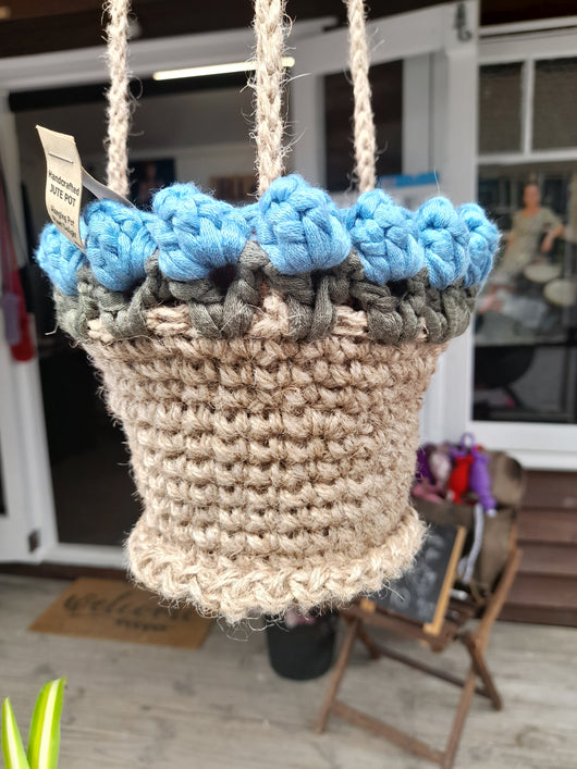 Hanging jute pot (blue moon rosebud)