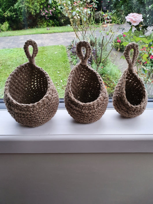 Jute hanging pods